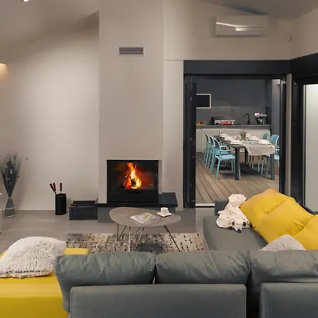 3 Bedroom Awesome In Holiday home *