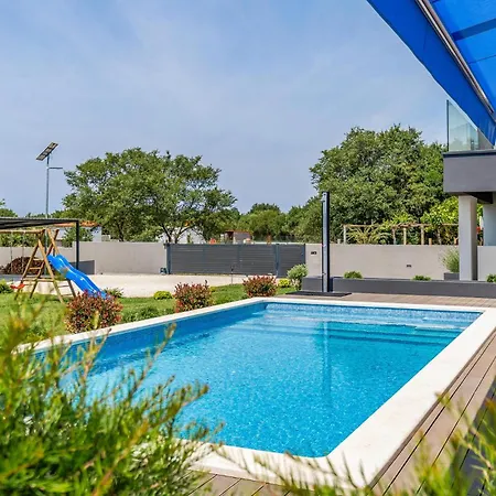 3 Bedroom Awesome In * Valbandon