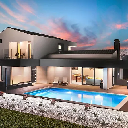 3 Bedroom Awesome In Holiday home *